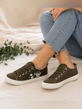 Blowfish Green/White Canvas Low Top Lace-Up Sneakers Floral Embroidered Size 7